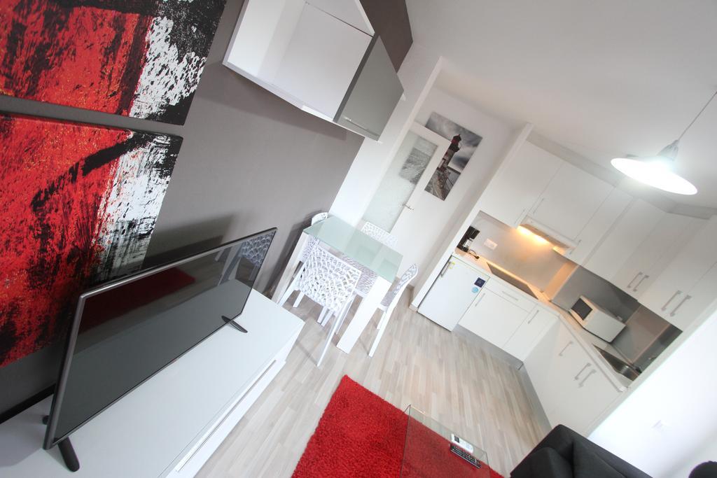 Apartamentos Arquus Center Салоу Екстериор снимка